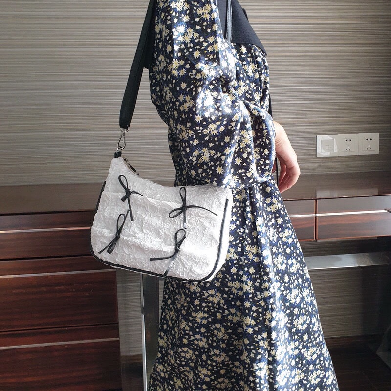 Túi đeo vai dưới cánh tay xếp ly dây túi đính ngọc trai nhân tạo màu đen nhỏ xinh xắn phong cách năng động