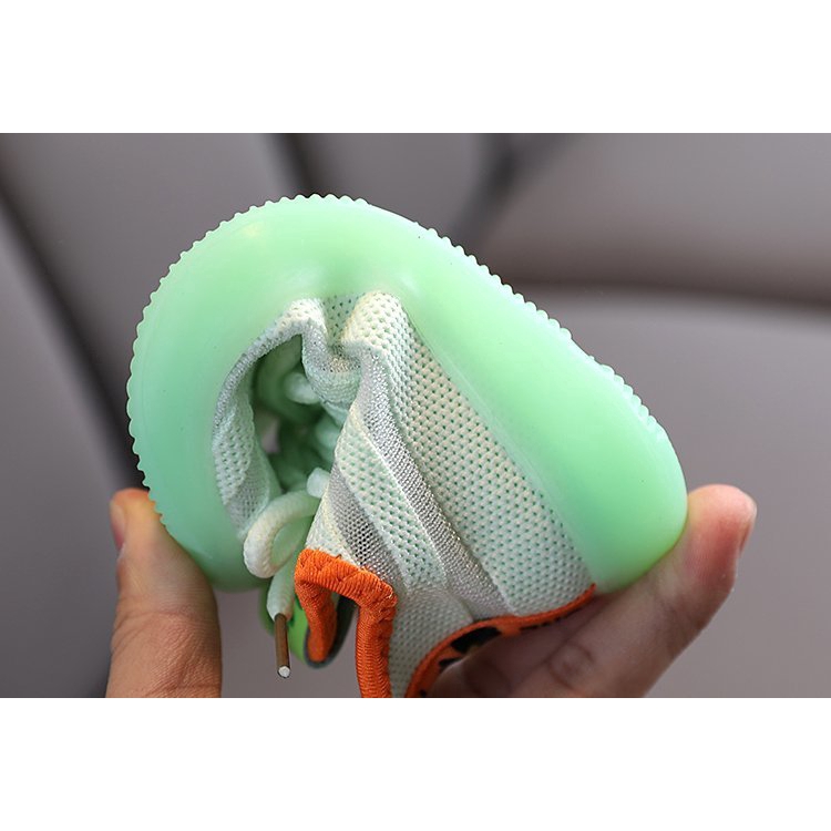 Giày Sneaker Đế Đèn Led Cho Bé Từ 2-6 Tuổi