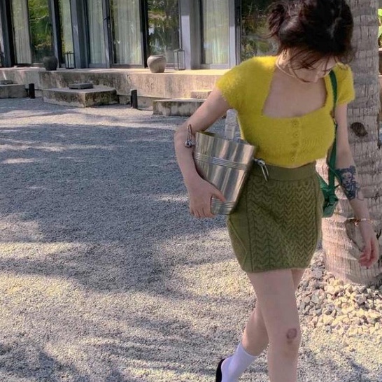 Set áo thun ngắn tay cổ vuông và chân váy dệt kim MURIOKI phong cách quyến rũ thời trang cho nữ