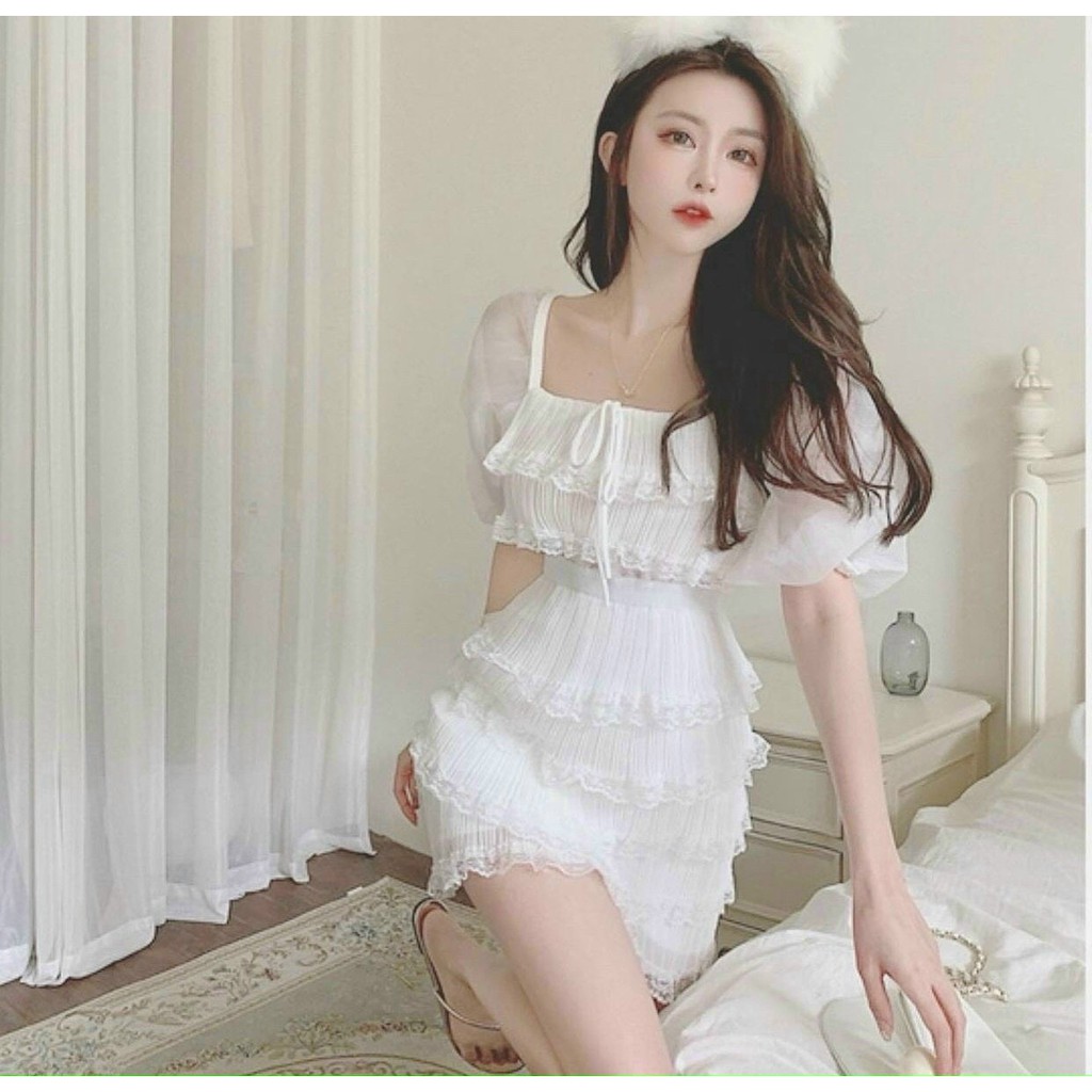 Đầm trắng cổ vuông tầng bèo ren