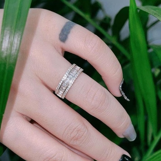 Nhẫn Nữ Bản Xoay Đính Đá Tinh Tế Đủ Size Bản Vừa Tay Sang Xịn - Trang Sức Queen