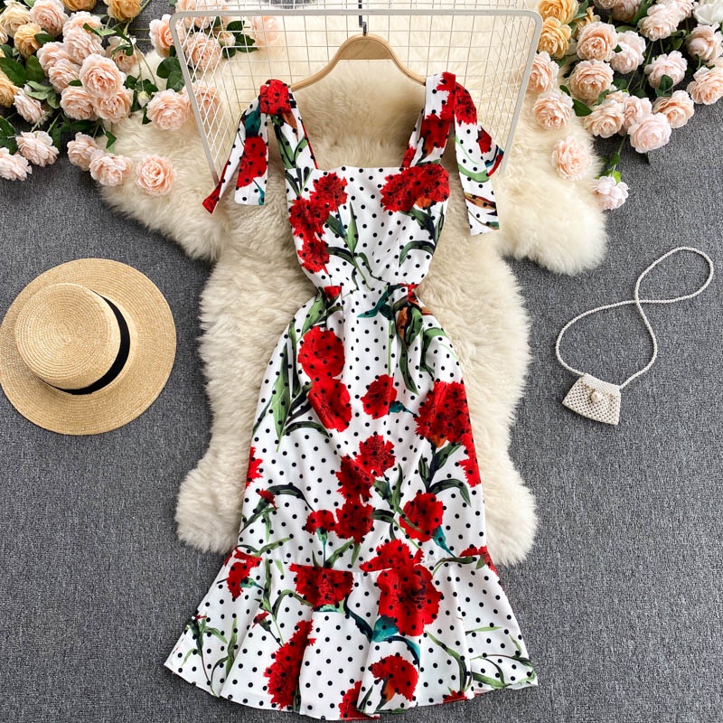 Váy 2 dây bản to thắt nơ vai dáng ôm dài chân váy đuôi cá in họa tiết hoa lá đỏ rực rỡ trên nền trắng chấm bi đen