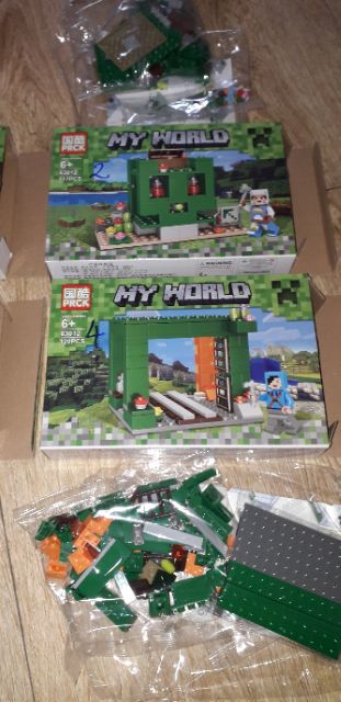 Lắp ráp 1 hộp LegoMinecraff My Word 63012 có nhiều chi tiết bằng nhựa ABS