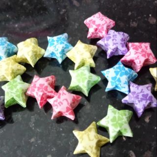 Combo 100 ngôi sao giấy xếp sẵn. Gồm 5 màu như hình. Mẫu cỏ may mắn có chữ lucky