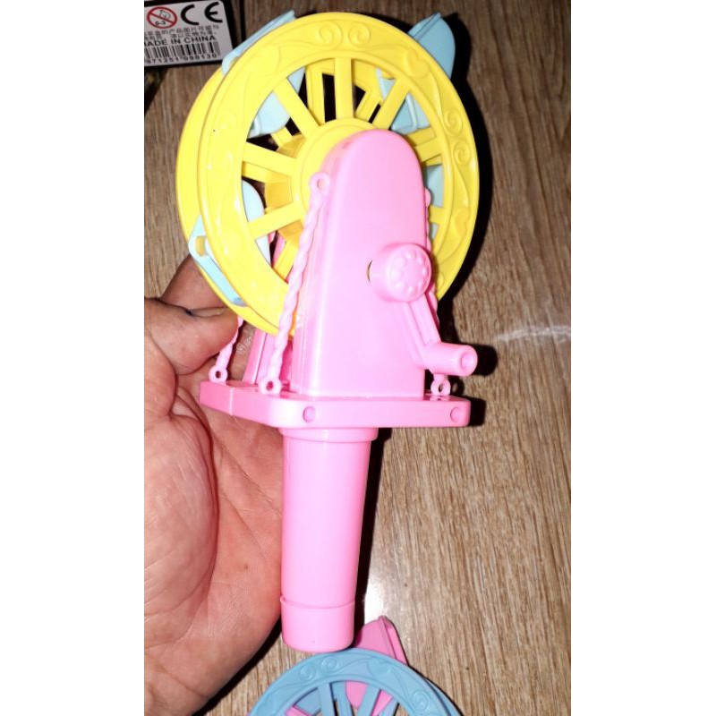 Một cái mô hình cối xoay gió bằng nhựa có đèn rất đẹp