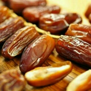 Hộp mới Loai 1 Chà là khô thượng hạng Nguyên cành 500g
 Xuất xứ : Tunisia. (Bắc phi).  Date 2019