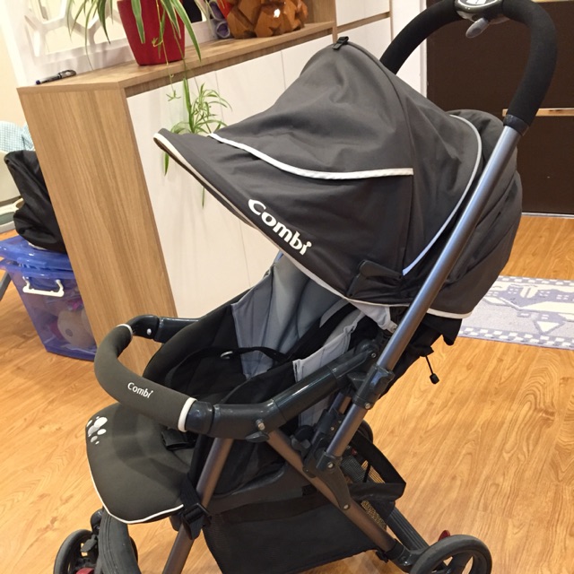 Xe đẩy Combi Urban Walker