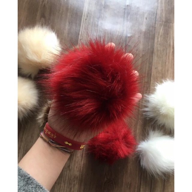 Quả bông gắn mũ len