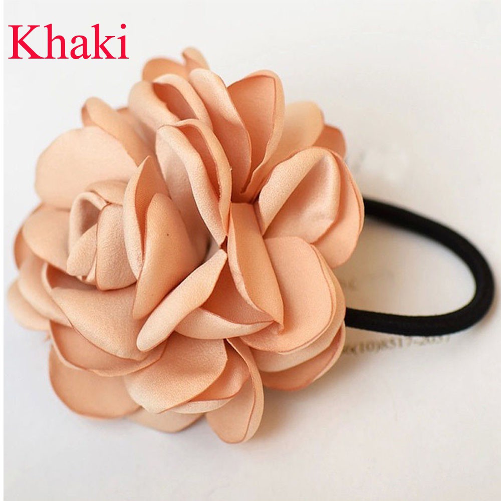 Cột tóc kiểu bông hoa đơn giản nữ tính