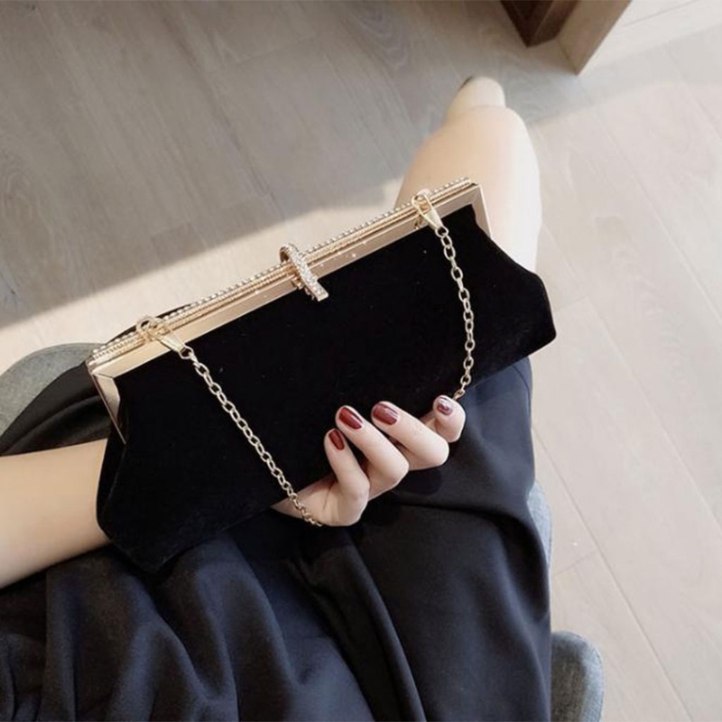 Ví Nhung Đen Cầm Tay Đính Đá Phong Cách Retro