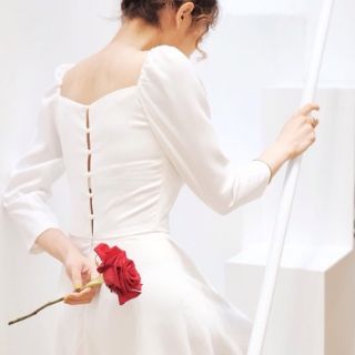 Đầm cưới cổ vuông