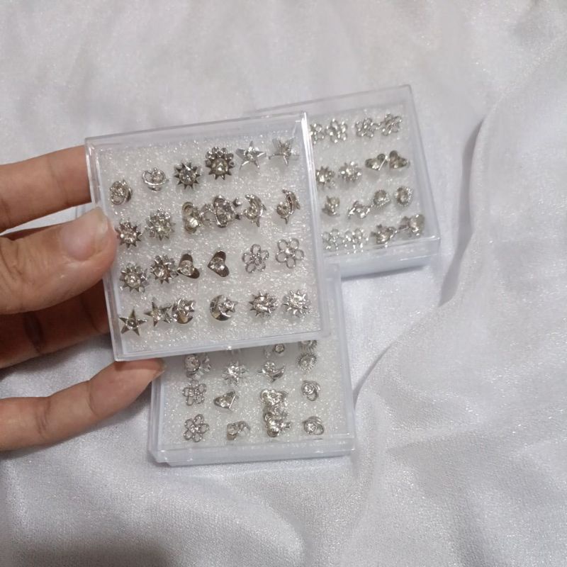 Combo 15 đôi bông tai chân nhựa phong cách Hàn Quốc.