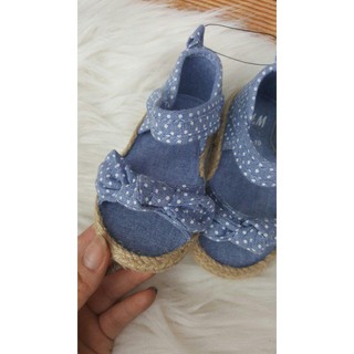 Sandal cói HM màu xanh bò chấm bi