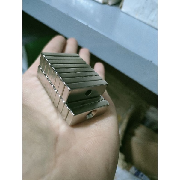 Nam châm viên dài 3cm có lỗ bắt vít bàn tủ gỗ siêu chắc chắn hít mạnh