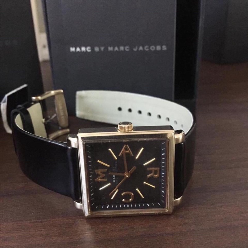 Đồng hồ Nữ Marc Jacob dây da đen mặt vuông case 30mm