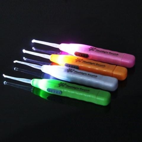 Thiết bị lấy ráy tai có đèn cho bé