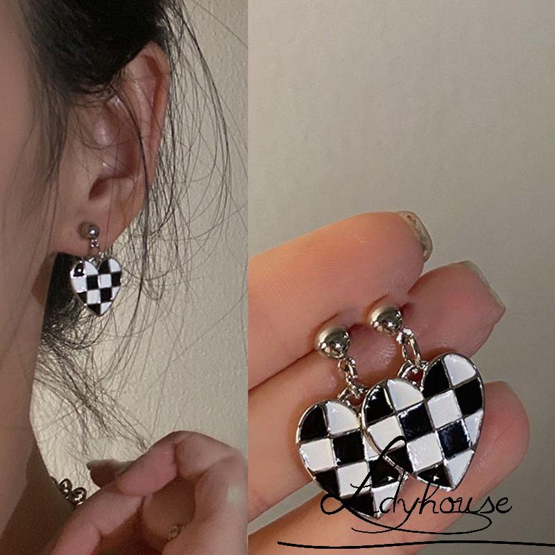 Bông tai hợp kim mặt hình trái tim kẻ caro trắng đen thời trang dành cho nữ