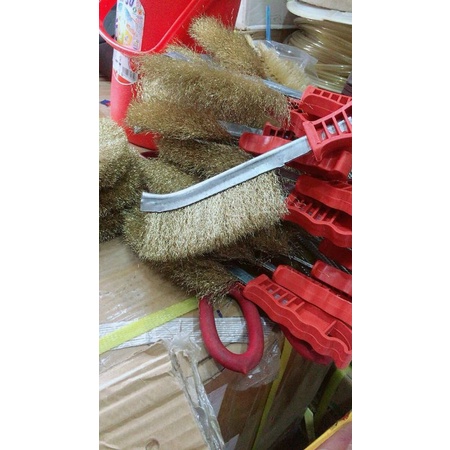 Bàn chải sợi màu vàng đồng cán nhựa đỏ đánh gỉ