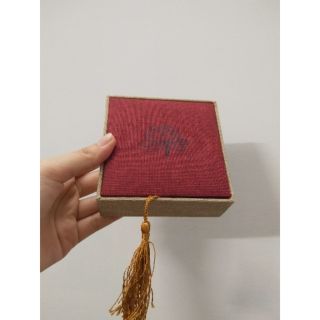Hộp đỏ đựng vòng sang trọng in hình hoa sen