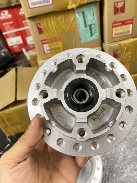 Đùm xe Click-Vario xuống bánh căm