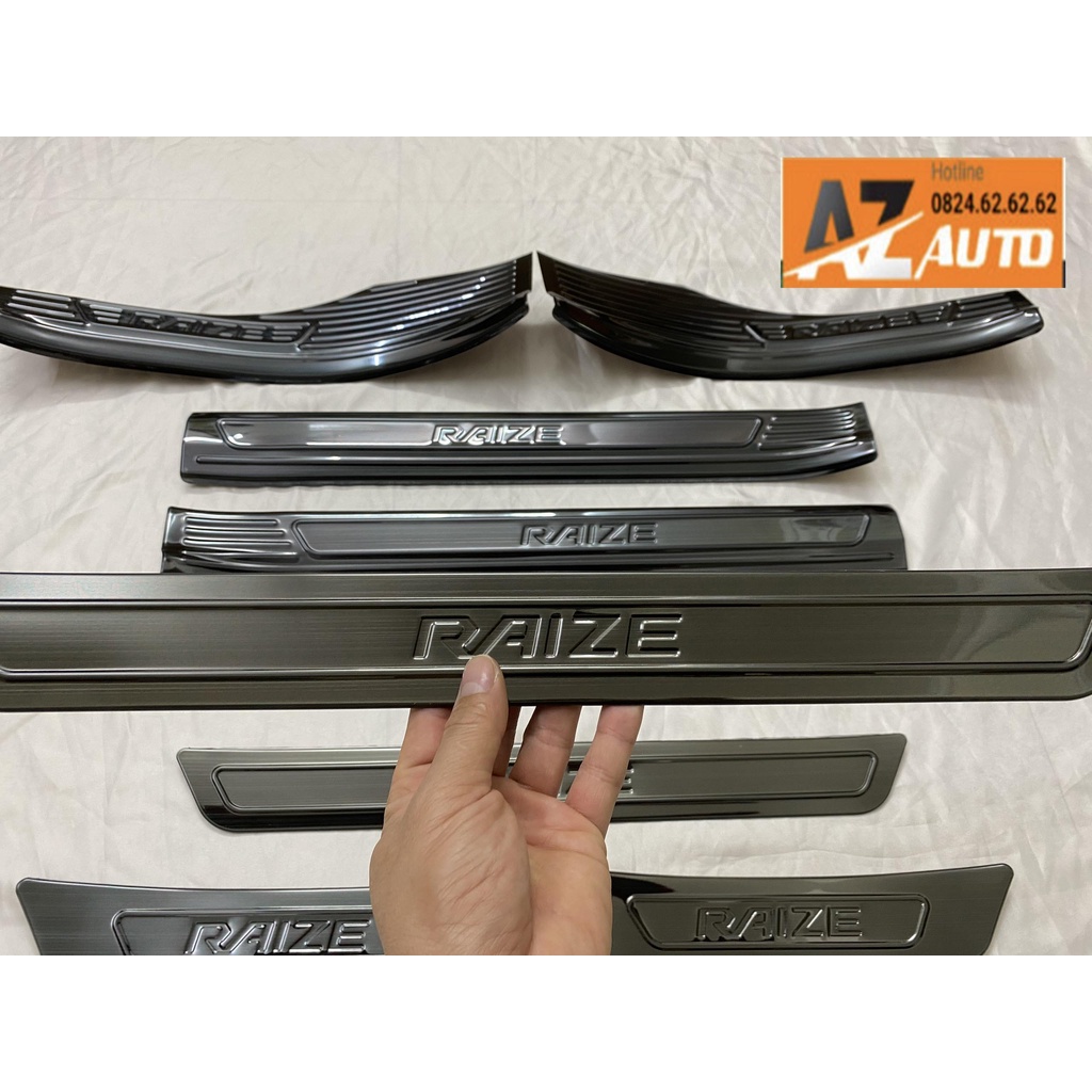Ốp Bậc Cửa, Nẹp Bước Chân Toyota Raize 2021 - 2023, Vân TITAN Cao Cấp Tặng kèm keo dán