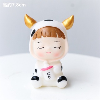 Trang trí em bé mặc áo bò sữa + bình sữa hồng
