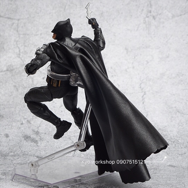 Mô hình Action Figure MAFEX Batman Justice League No.056 có giá đỡ