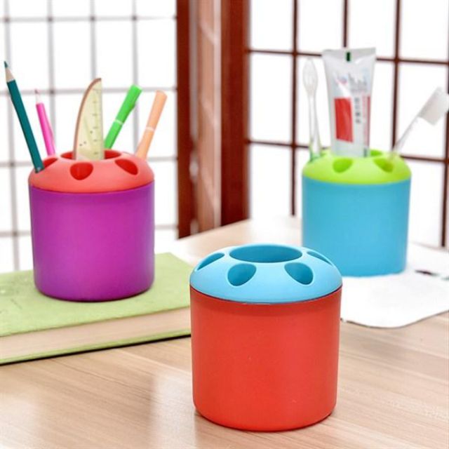 Hộp đựng bút, bàn chải.