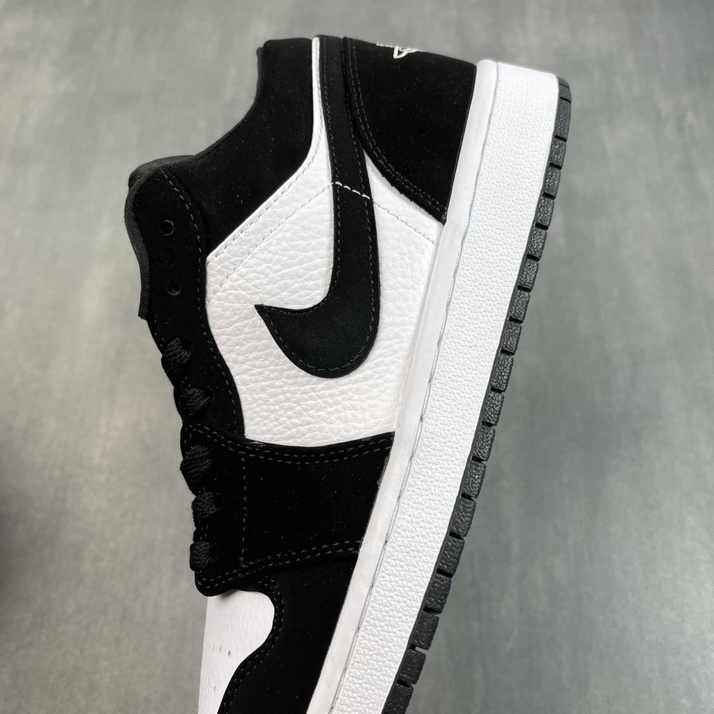 Giày Sneakers Jordan 1 Cổ Thấp Phối Màu Đen Trắng Trẻ Trung Năng Động 553558 001 35.5-47.5
