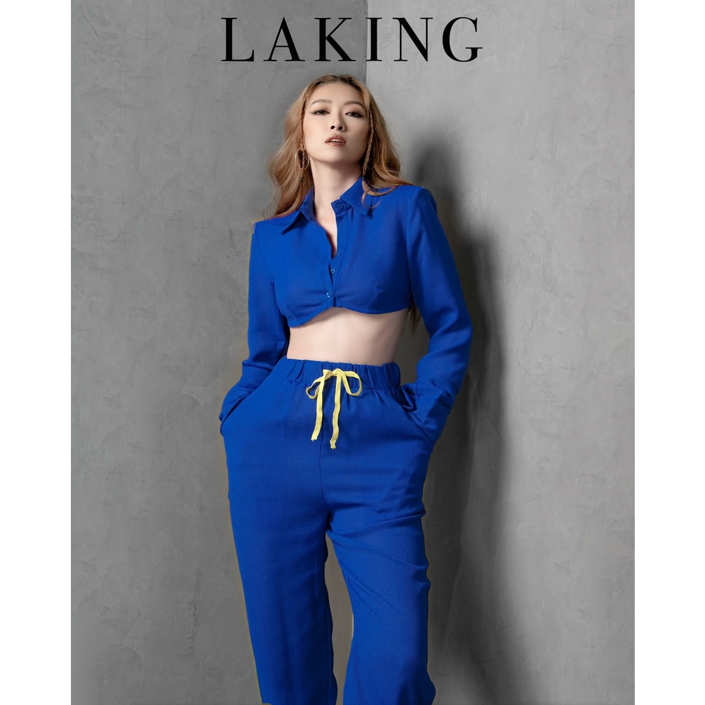 Áo croptop xanh bích Laking House phối quần jogger cùng màu dây rút