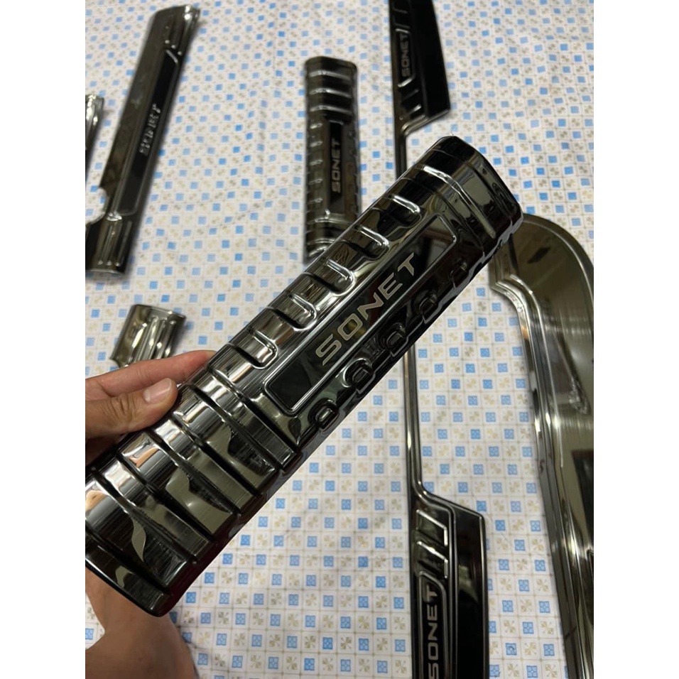 Ốp Bậc Cửa, Nẹp Bước Chân Kia SONET 2021-2022 Mẫu Titan Cao Cấp + tặng keo trợ dính , chống xước làm đẹp cho xe