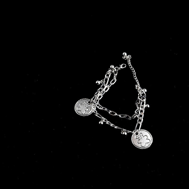 Vòng tay kim loại gắn hình gấu dễ thương C135