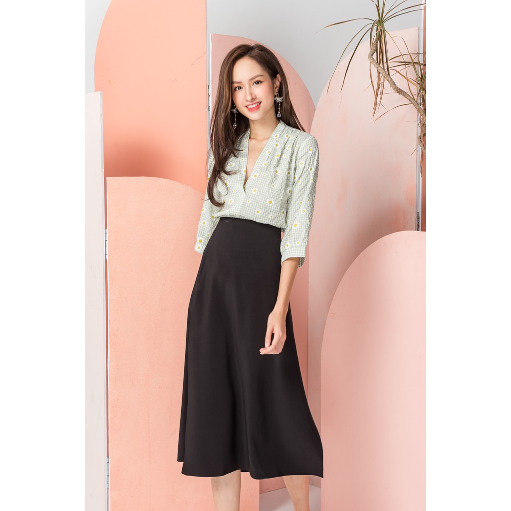 KOKA Design Sơ mi cổ tim kẻ caro hoa cúc 14847