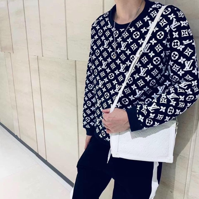 Áo nỉ LV thời trang đơn đôi có hoạ tiết hai mầu trắng đen, Áo thun mùa đông hoạ tiết chìm phong cách btshop từ 50 đến 75