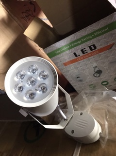 Đèn ray spotlight 7w ( chân ray -đế bắt tường)