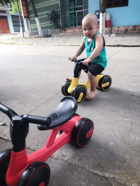 Xe chòi chân minibike phát nhạc và đèn cho bé. Xe cân bằng 4 bánh yên to bản , nhựa đẹp