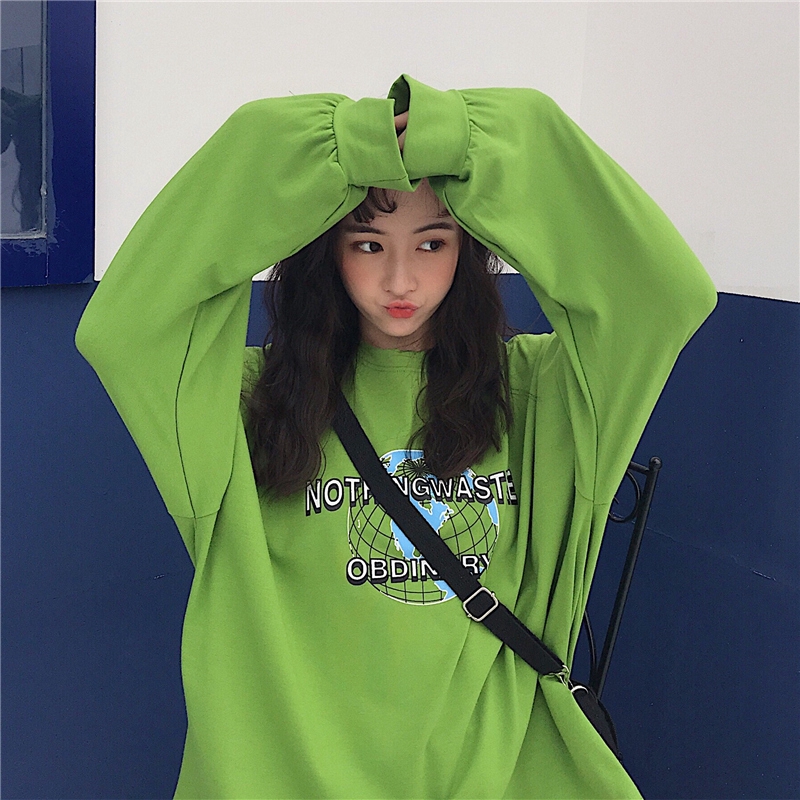 Áo thun nữ tay dài dáng rộng in chữ xinh xắn | BigBuy360 - bigbuy360.vn