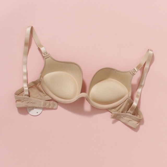 ÁO LÓT NỮ CÓ GỌNG ĐỊNH HÌNH mặc cùng váy khoét sâu ngực sexy