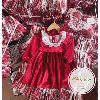 váy nhung đỏ phối cổ ren trắng