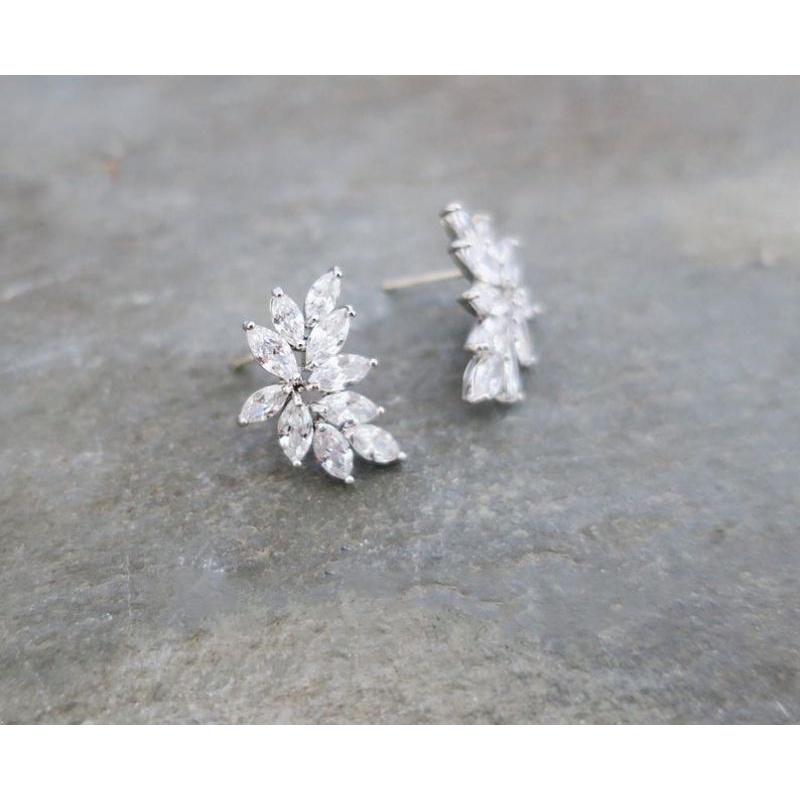 Hoa tai đính đá hình chiếc lá.