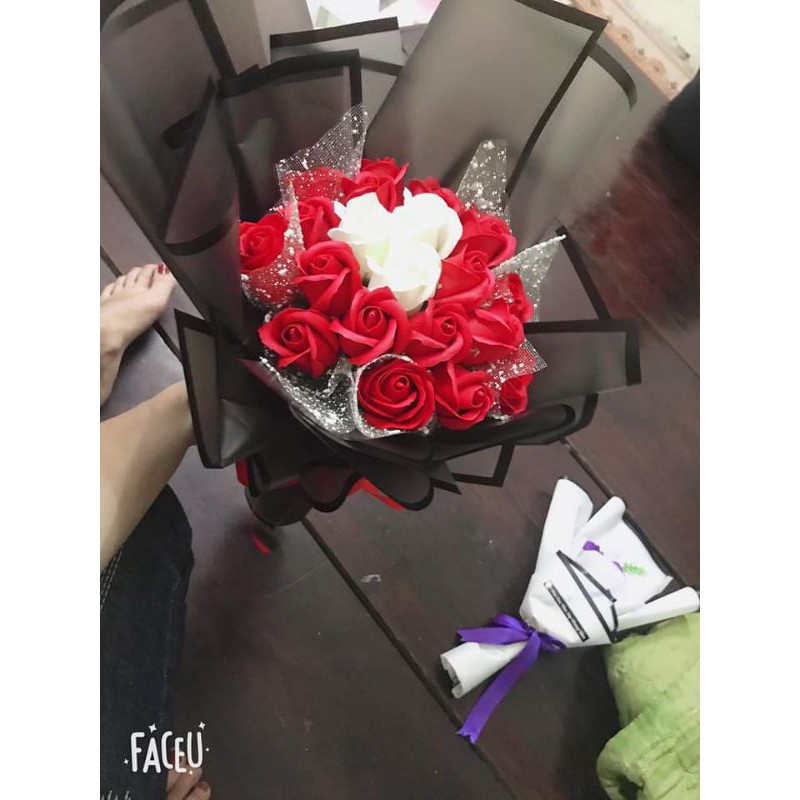 Bó 25 bông hoa sáp mix màu đỏ trắng