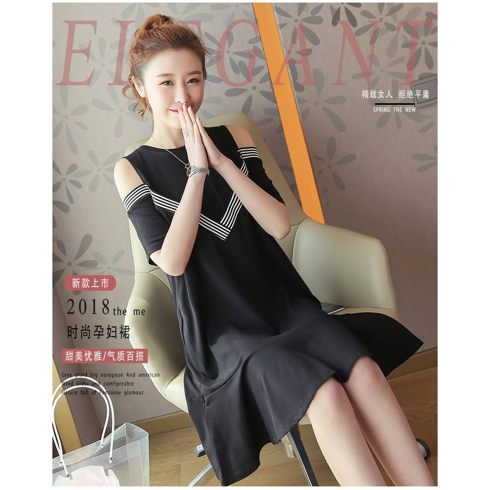 Váy đen hở vai phối kẻ V