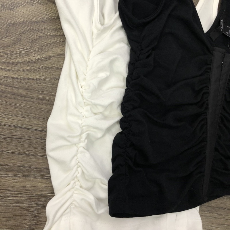 Áo F21 khuy cài trước ạ