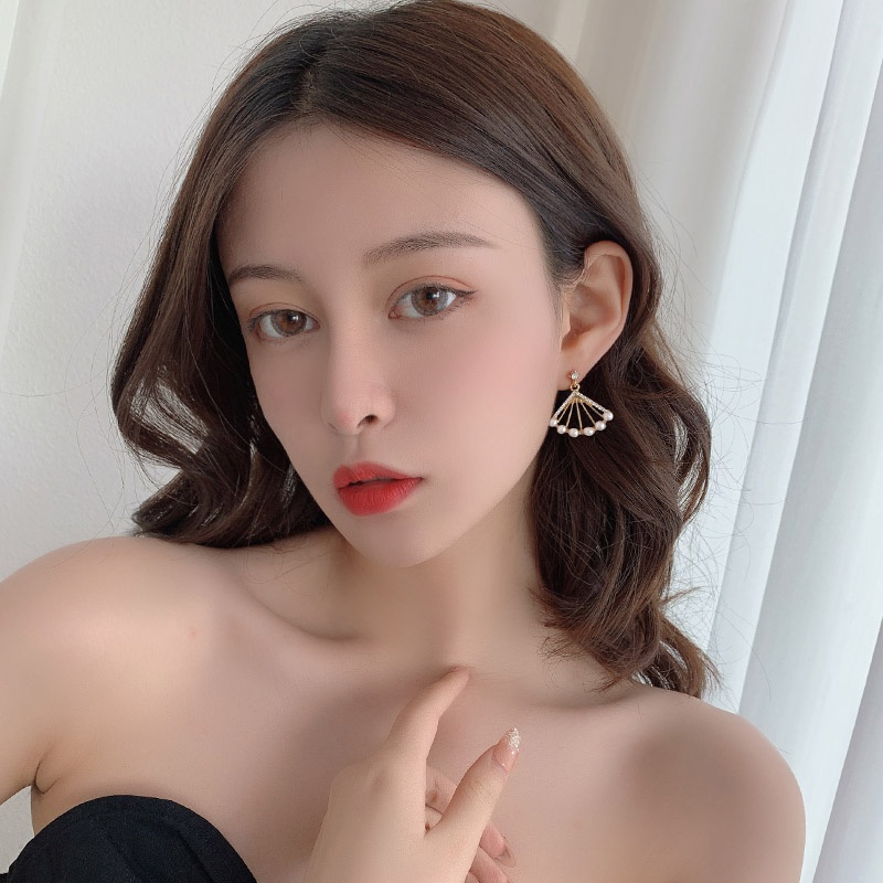 Bông tai hình quạt mạ bạc đính ngọc trai giả thời trang