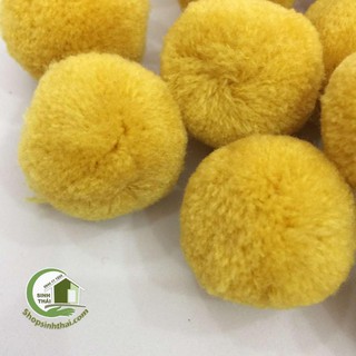 Ba cục bông len màu vàng