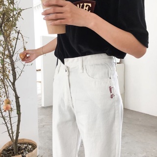 Quần jeans chữ thêu nút lệch