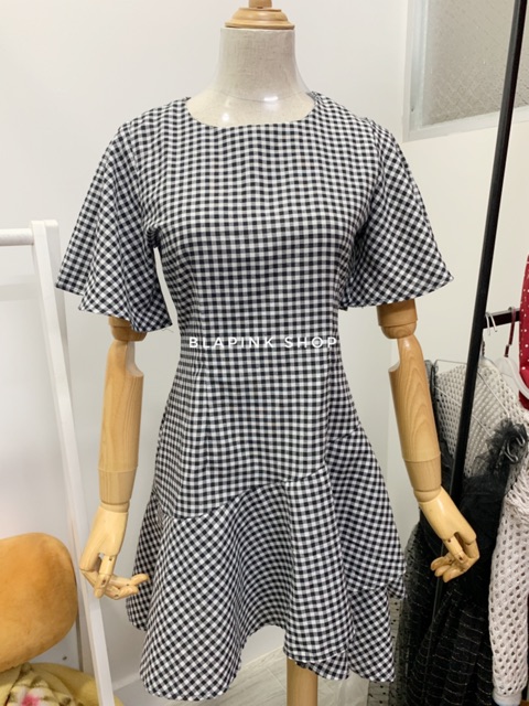 Đầm cổ tròn tay loe caro đen dễ thương năng động | BigBuy360 - bigbuy360.vn