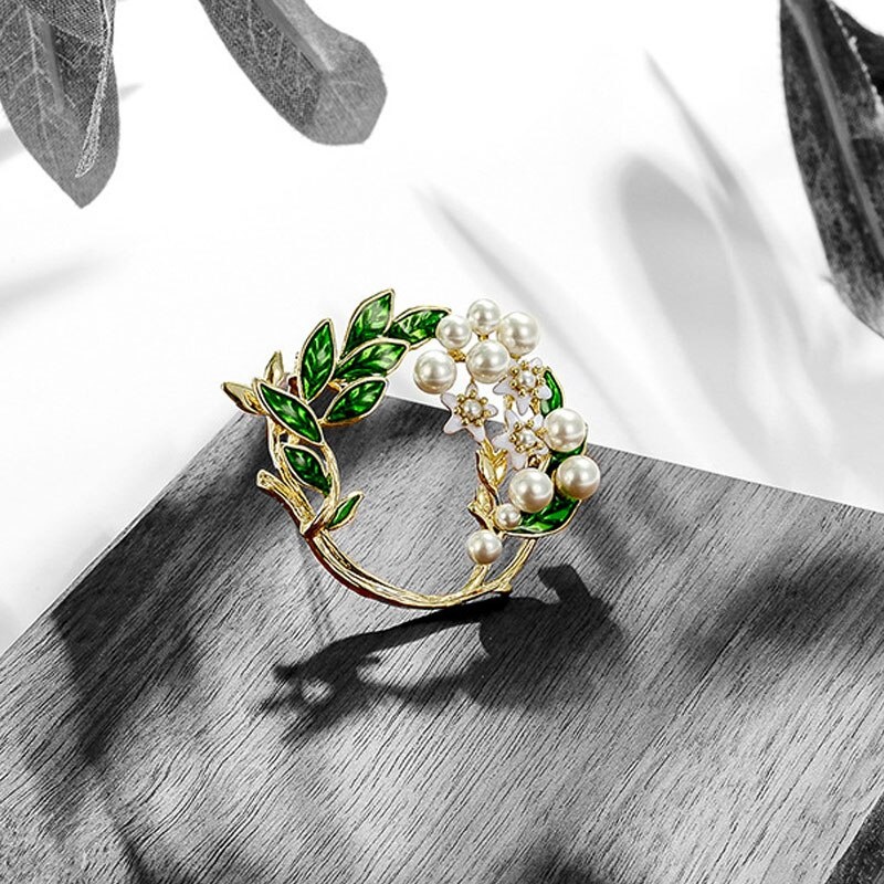 Ghim cài áo hình vòng hoa đính đá đơn giản sang trọng