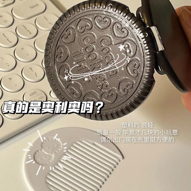 Gương Trang Điểm Mini Bỏ Túi Hình Bánh Quy Có Lược