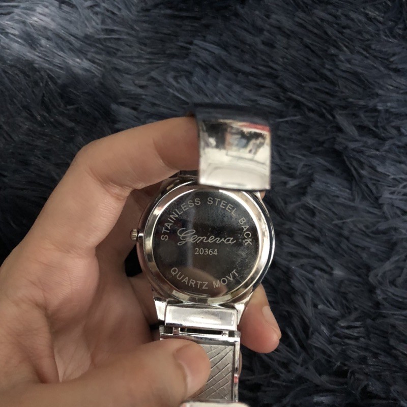 Đồng hồ nữ đã qua sử dụng dạng còng hiệu Geneva nhật